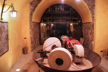 Grotta adibita alla degustazione di formaggi di produzione locale