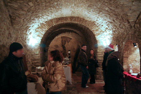 Grotta adibita alla degustazione di salumi di produzione locale