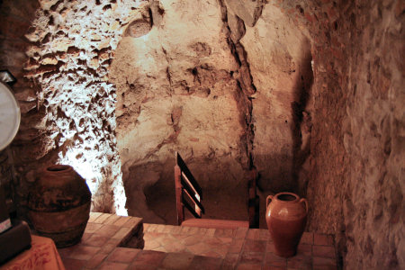 Grotta adibita alla degustazione di salumi di produzione locale